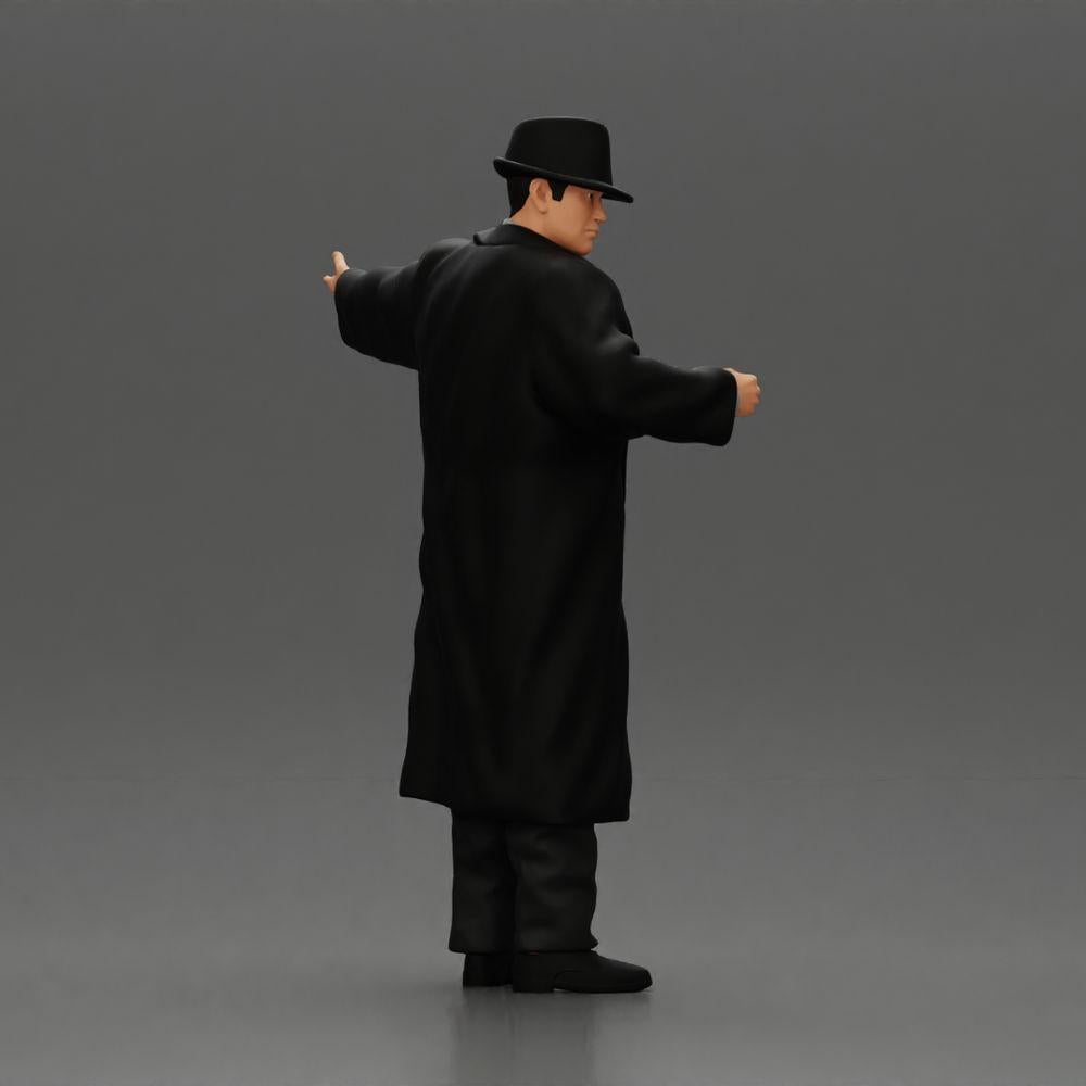 Diorama modelbouw productfoto 2: Diorama-miniatuur: Mafioso in pak en mantel met hoed, gebarend (Ref Nr. A94)