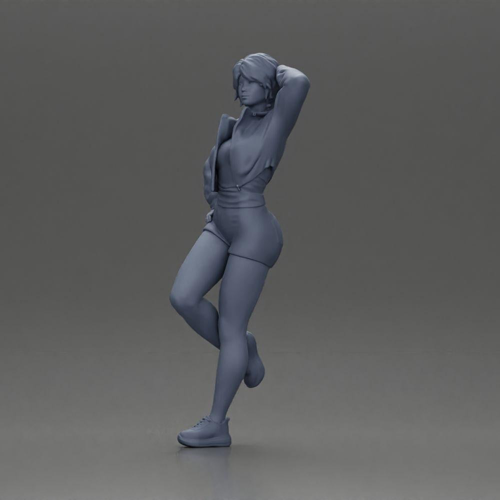 Diorama modelbouw productfoto 11: Vrouwelijke miniatuur met kort haar, jas en shorts, leunend tegen auto (Ref Nr. A67)