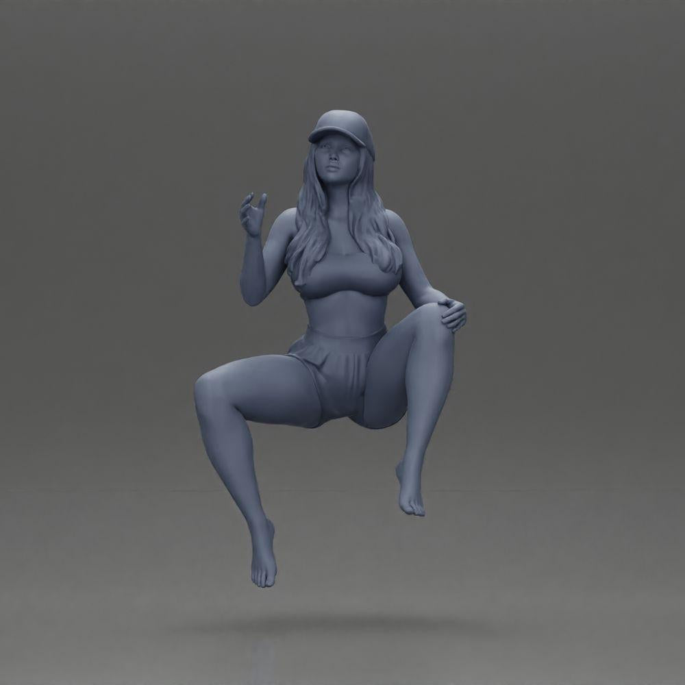 Diorama modelbouw productfoto 11: Diorama figuur: Zittende vrouwelijke miniatuur, blauwe top & shorts, pet, blootsvoets - ontspannen pose (Ref Nr. A133)