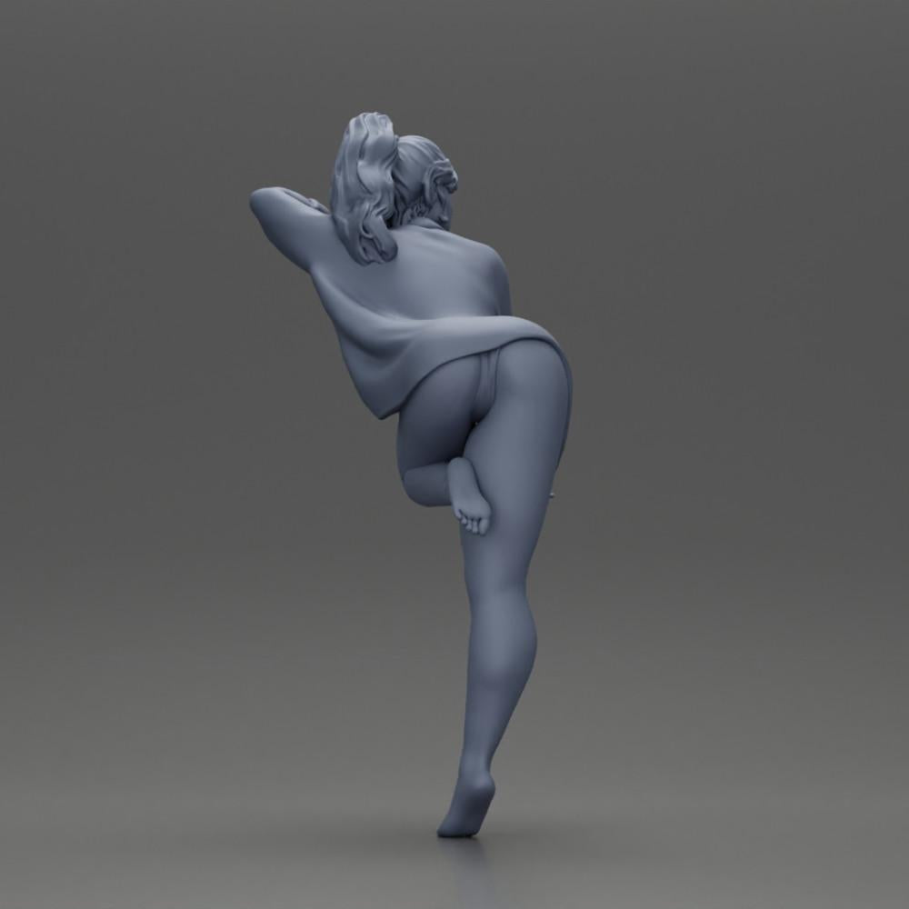 Diorama modelbouw productfoto 8: Diorama-miniatuur: Vrouwelijke figuur in een lange blouse en bikini, leunend op de tafel (Ref Nr. A52)