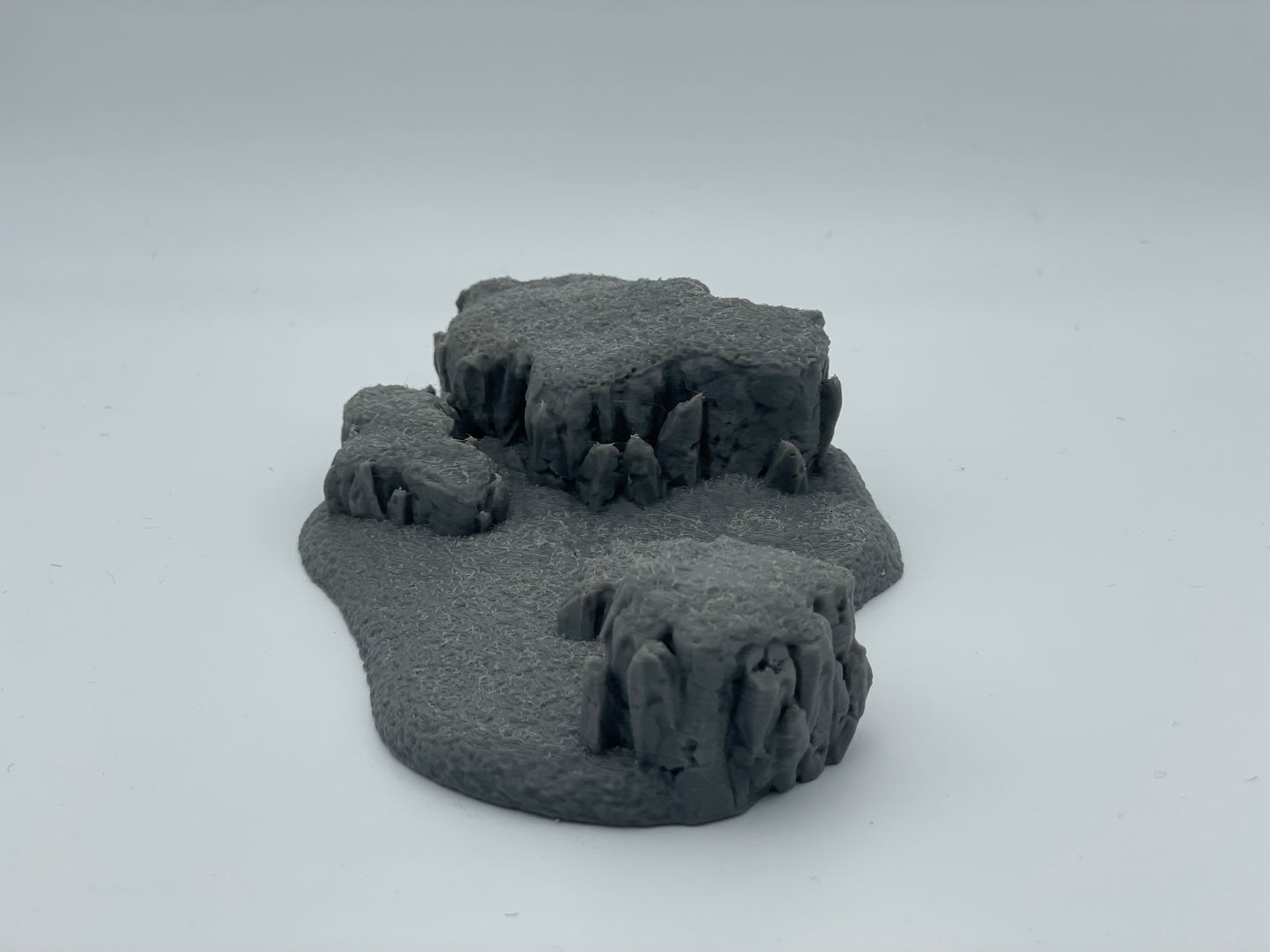 Produktfoto Tabletop 28mm The Printing Goes Ever On (TPGEO) 0: Hügel Terrain Typ E - Sanfte Erhebung in Graslandschaft - Felsen