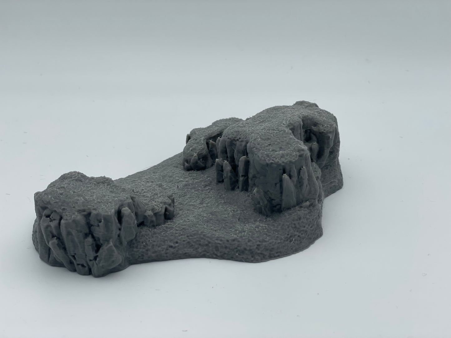 Produktfoto Tabletop 28mm The Printing Goes Ever On (TPGEO) 0: Hügel Terrain Typ E - Sanfte Erhebung in Graslandschaft - Felsen