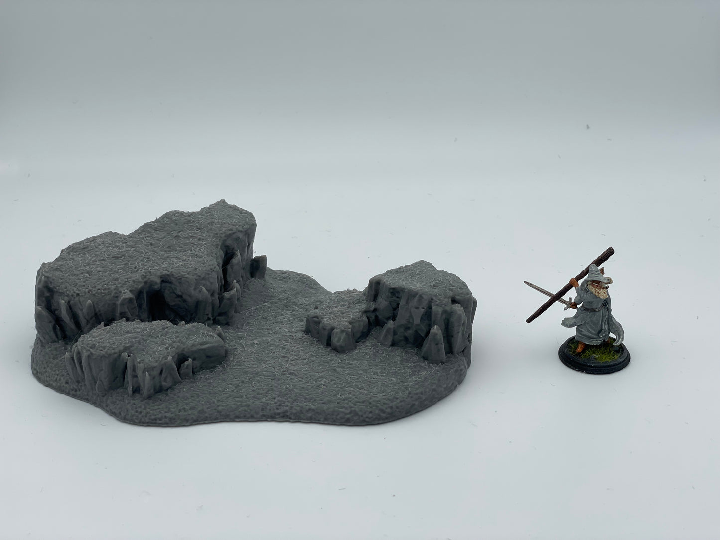 Produktfoto Tabletop 28mm The Printing Goes Ever On (TPGEO) 0: Hügel Terrain Typ E - Sanfte Erhebung in Graslandschaft - Felsen