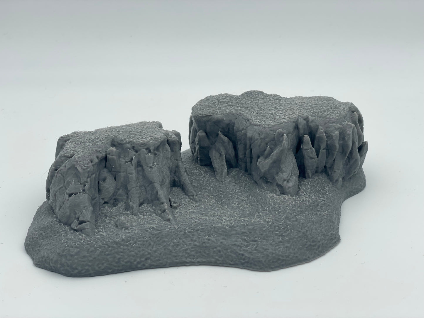 Produktfoto Tabletop 28mm The Printing Goes Ever On (TPGEO) 0: Hügel Terrain Typ F - Sanfte Erhebung in Graslandschaft - Felsen
