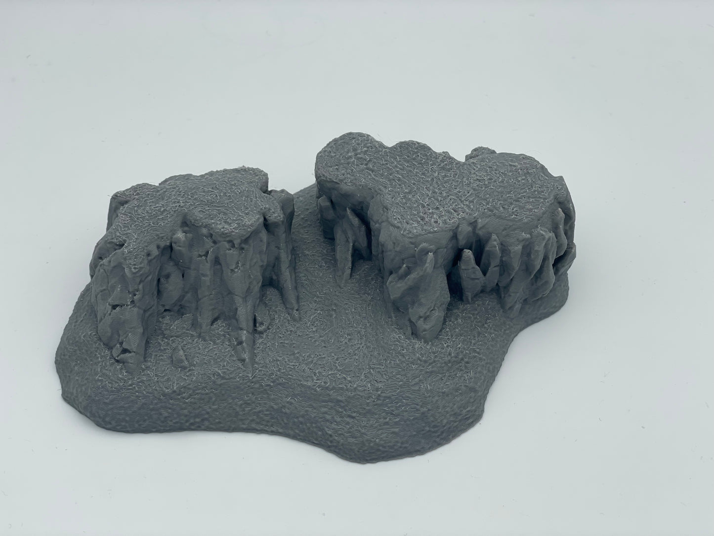Produktfoto Tabletop 28mm The Printing Goes Ever On (TPGEO) 0: Hügel Terrain Typ F - Sanfte Erhebung in Graslandschaft - Felsen