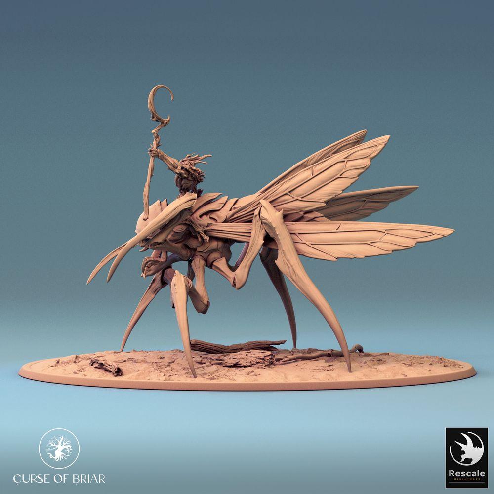 Productfoto Tabletop 28mm Lord of the Print (LotP) 0: Tabletop Miniatuur: Insectenrijder op Vleugelmantis, Zwermheks/Pestsjamaan met Staf, Mantide Cavalerie Baasmonster (24_07_D1)