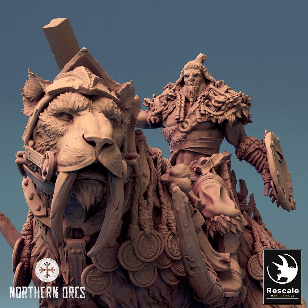 Productfoto Tabletop 28mm Lord of the Print (LotP) 0: Tabletop Miniatuur: Ork Oorlogsheer op Sabeltandbeer, Berenrijder, Beestenrijder, monsterlijke cavalerie, Barbaarshoofd met ronde schild, Orc Warlord Bear Rider (24_04_C3)