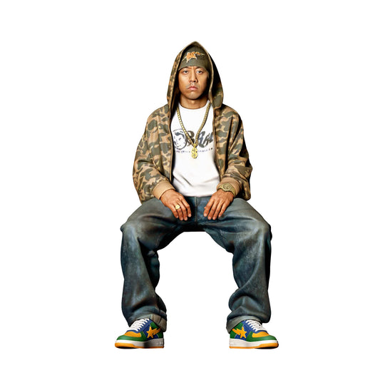 Diorama Modellbau Produktfoto 0: Sitzende Figur: Mann in Hip-Hop Kleidung mit Kapuzenjacke, Mütze und weiter Hose (Ref. Nr. 531)
