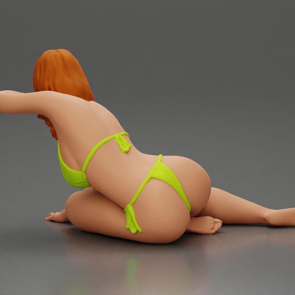 Diorama modelbouw productfoto 3: Miniatuurfiguur: Liggende vrouw in bikini, half gesteund op het strand (Ref Nr. A106)