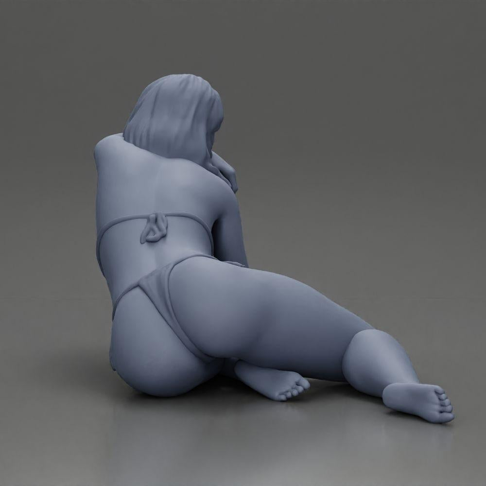 Diorama modelbouw productfoto 8: Miniatuurfiguur: Liggende vrouw in bikini, half gesteund op het strand (Ref Nr. A106)