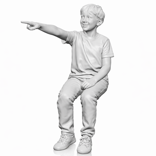 Diorama Modellbau Produktfoto 0: Sitzende Figur: Junge in T-Shirt & Hose mit ausgestrecktem Zeigefinger (B006)