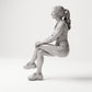 Sitzende Figur: Frau mit Top, Shorts & Turnschuhen (B008) - linke Seitenansicht