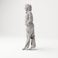 Stehende Figur: Frau mit Freizeitkleidung, barfuß, Hände in Taschen (B012) - linke Seitenansicht