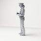 Diorama modelbouw productfoto 1: Staande figuur: Duitse politieagent met dienstpet en handapparaat (B017)