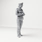 Diorama modelbouw productfoto 3: Staande figuur: Duitse politieagent met dienstpet en handapparaat (B017)
