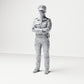 Diorama modelbouw productfoto 0: Staande figuur: Politieagent met dienstpet & gekruiste armen (B021)
