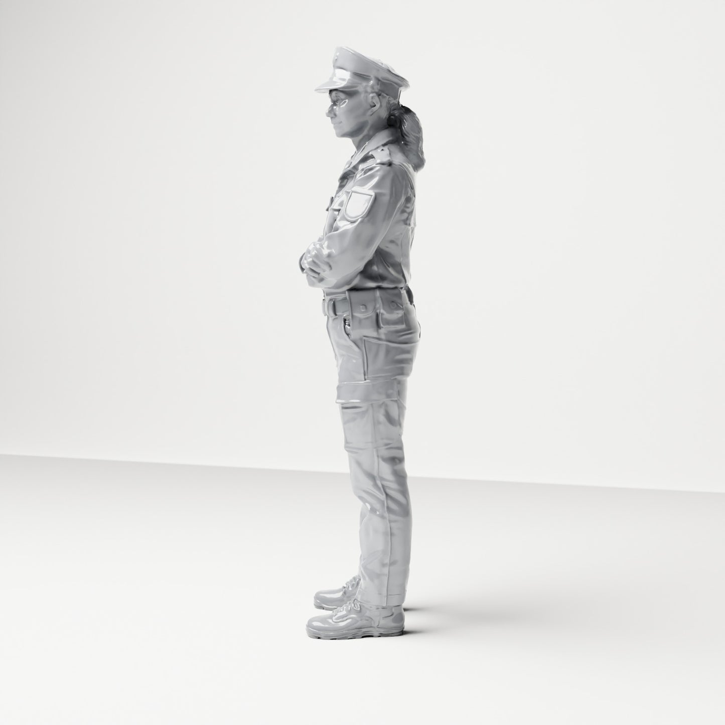 Diorama modelbouw productfoto 1: Staande figuur: Politieagent met dienstmuts en gekruiste armen (B021)