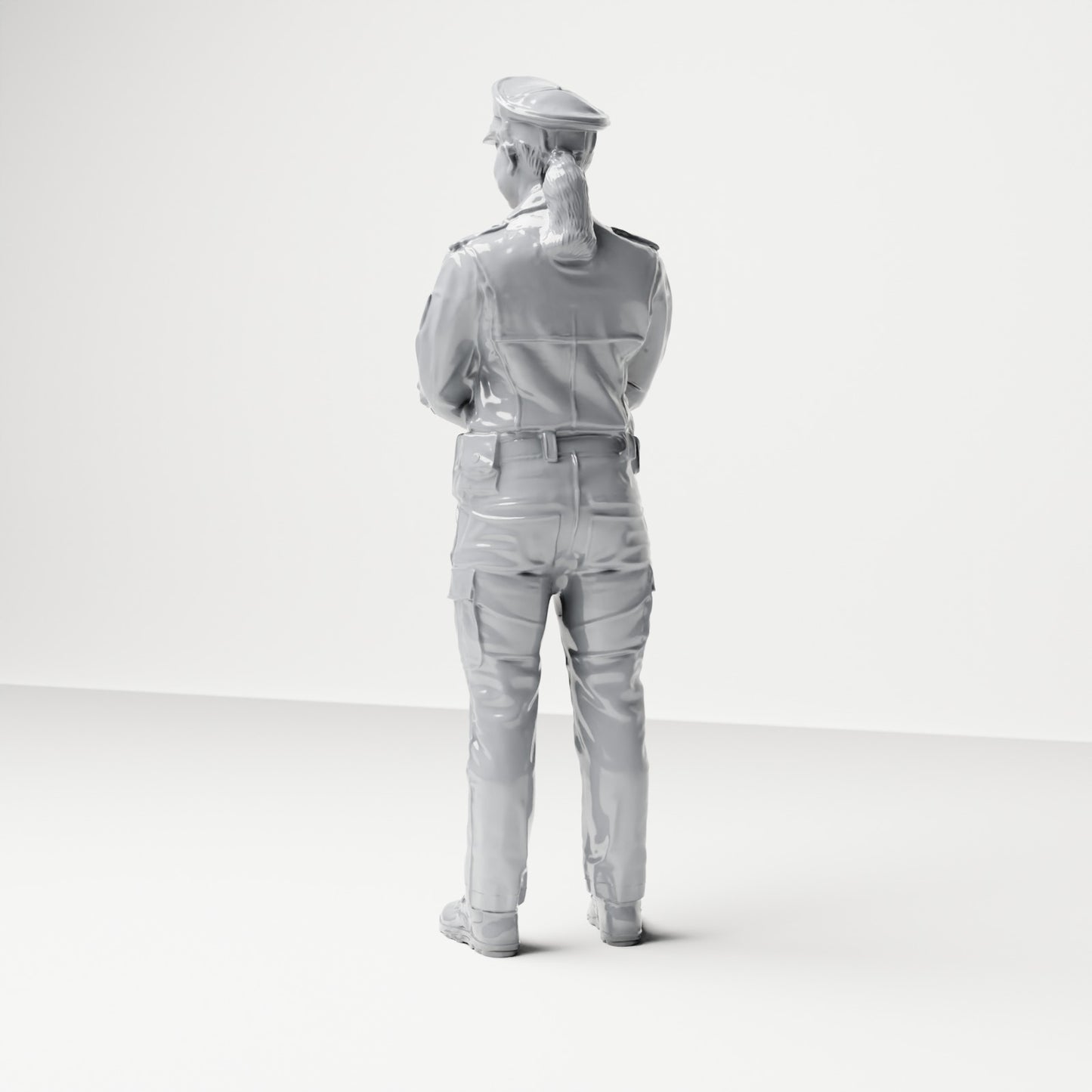 Diorama modelbouw productfoto 2: Staande figuur: Politieagent met dienstpet en gekruiste armen (B021)