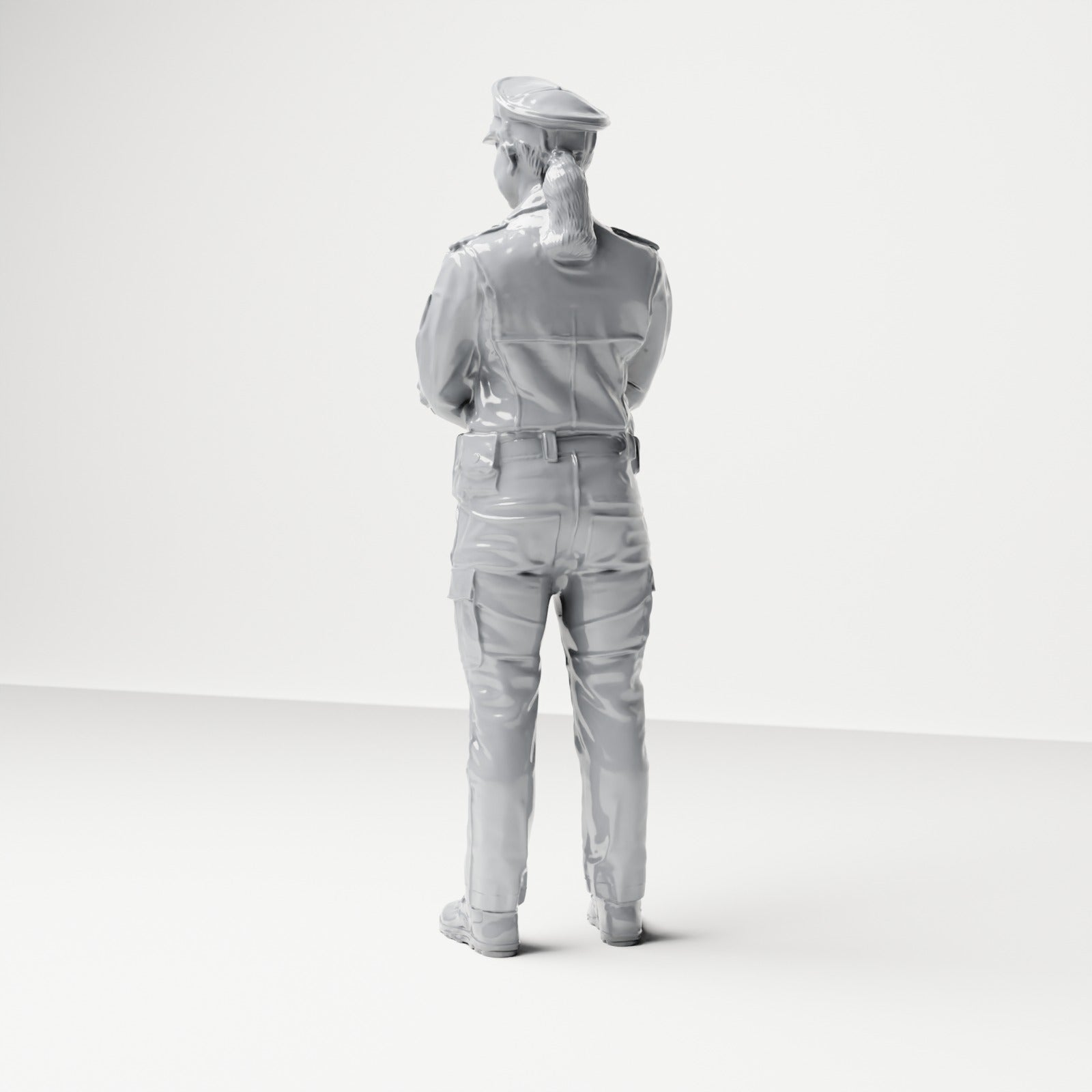 Diorama modelbouw productfoto 2: Staande figuur: Politieagent met dienstpet en gekruiste armen (B021)
