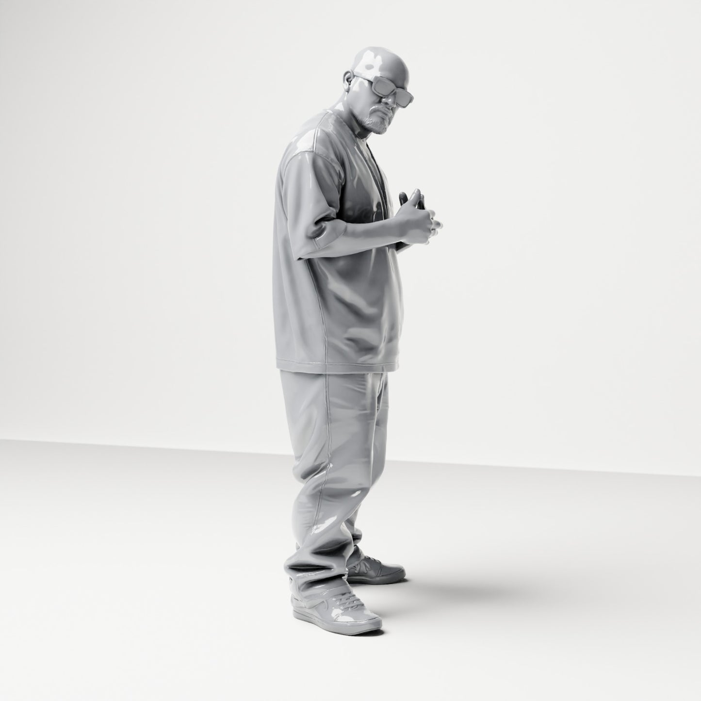 Diorama modelbouw productfoto 3: Staande figuur: Man met zonnebril & ketting, handen voor de borst, wijd shirt & broek (B028)