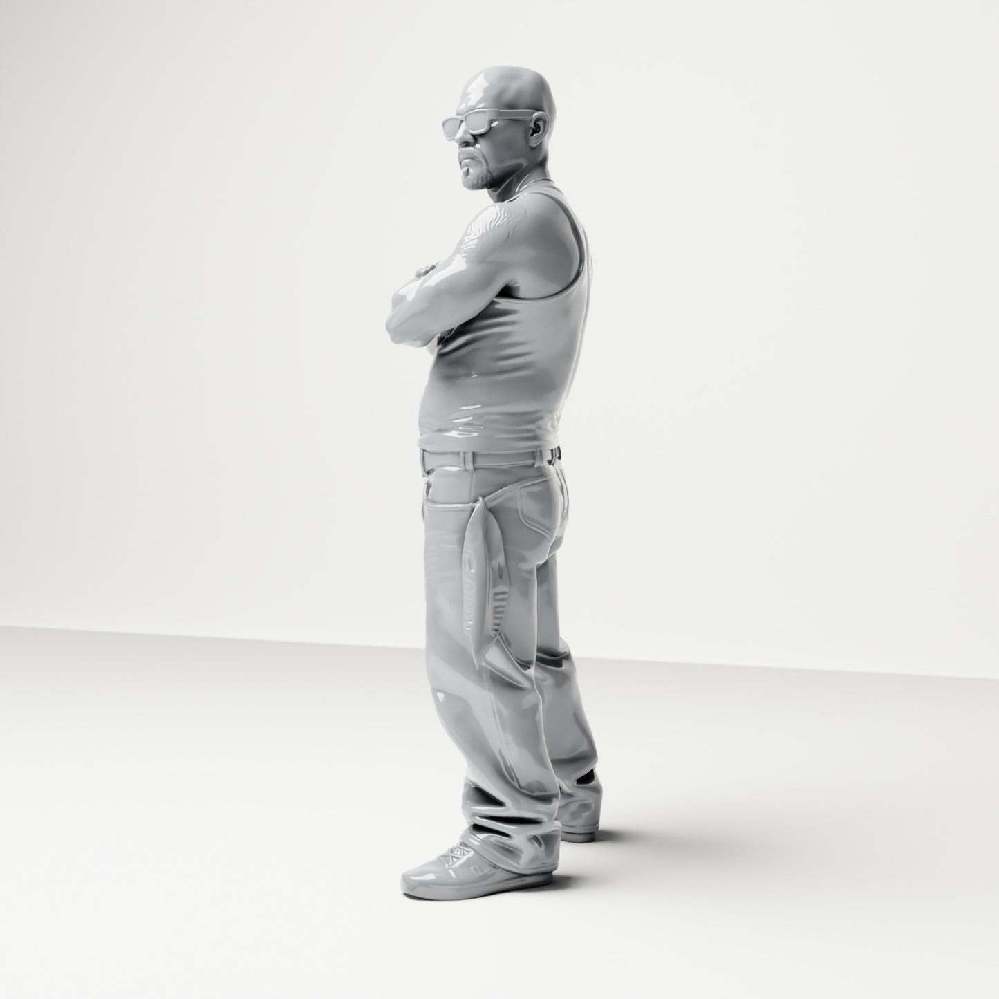 Diorama modelbouw productfoto 1: Staande figuur: Persoon met gekruiste armen, zonnebril & mouwloos bovenstuk, wijde broek (B029)