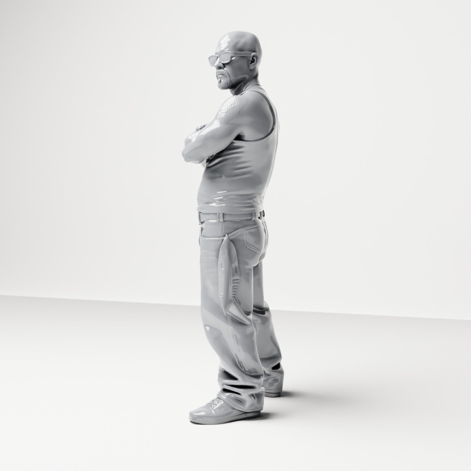 Diorama modelbouw productfoto 1: Staande figuur: Persoon met gekruiste armen, zonnebril & mouwloos bovenstuk, wijde broek (B029)