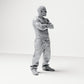 Diorama modelbouw productfoto 3: Staande figuur: Persoon met gekruiste armen, zonnebril & mouwloos bovenstuk, wijde broek (B029)