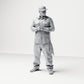 Diorama modelbouw productfoto 0: Staande figuur: Man met pet & gevouwen handen, shirt met borstzakken, doek in zak (B030)