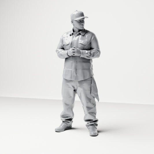 Diorama modelbouw productfoto 0: Staande figuur: Man met pet & gevouwen handen, shirt met borstzakken, doek in zak (B030)