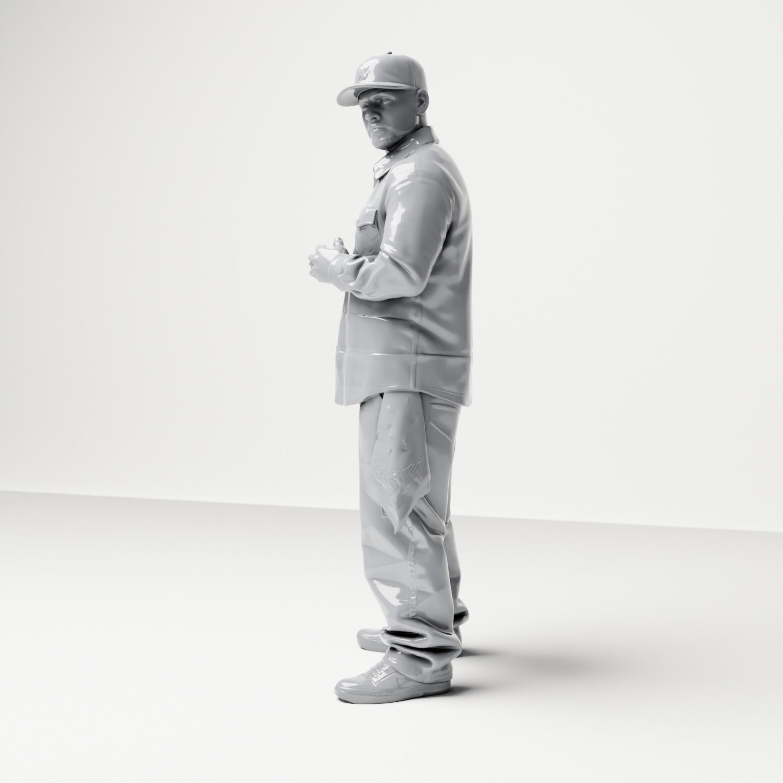 Diorama modelbouw productfoto 1: Staande figuur: Man met pet & gevouwen handen, shirt met borstzakken, doek in zak (B030)