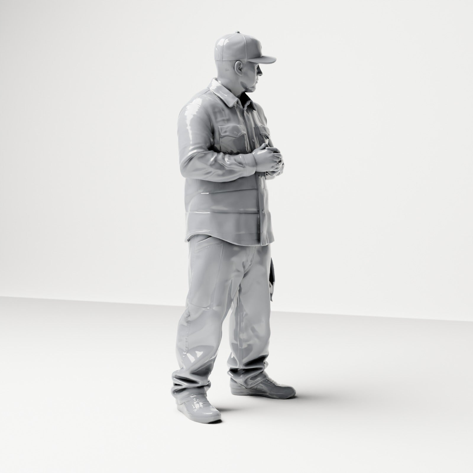 Diorama modelbouw productfoto 3: Staande figuur: Man met pet & gevouwen handen, shirt met borstzakken, doek in zak (B030)