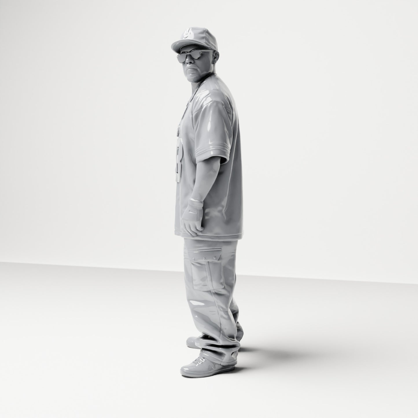 Diorama modelbouw productfoto 1: Staande figuur: Streetwear-man met pet, zonnebril & sporttrui 13 (B032)