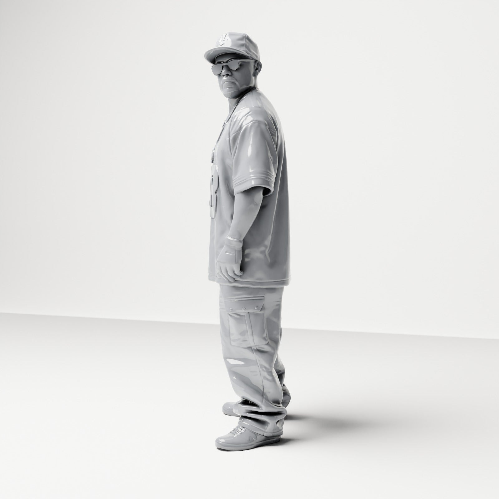 Diorama modelbouw productfoto 1: Staande figuur: Streetwear-man met pet, zonnebril & sporttrui 13 (B032)