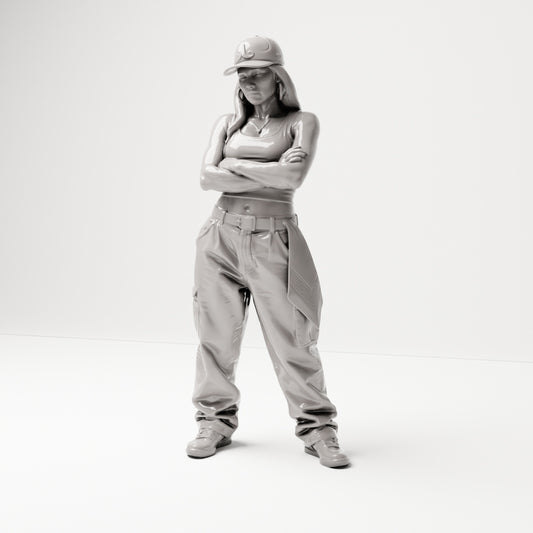 Stehende Figur: Person im Hip-Hop-Style mit Basecap, kurzem Top, weiter Hose & Sneakers, Arme verschränkt (B033) - Vorderansicht