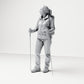 Diorama modelbouw productfoto 0: Staande figuur: Wanderer met rugzak & twee trekkingstokken (B039)