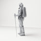 Diorama modelbouw productfoto 1: Staande figuur: Wanderer met rugzak & twee trekkingstokken (B039)
