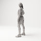 Stehende Figur: Basketballspielerin mit Ball an der Hüfte (B042) - linke Seitenansicht