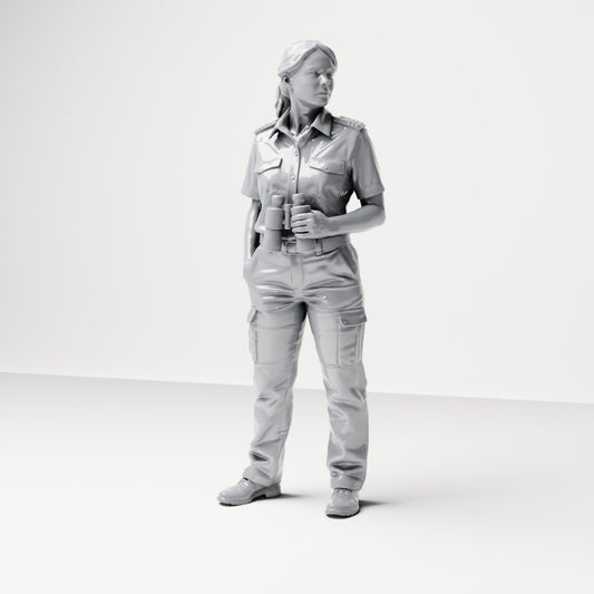 Diorama modelbouw productfoto 0: Staande figuur: scheepsbemanningsvrouw in uniform met verrekijker (B050)