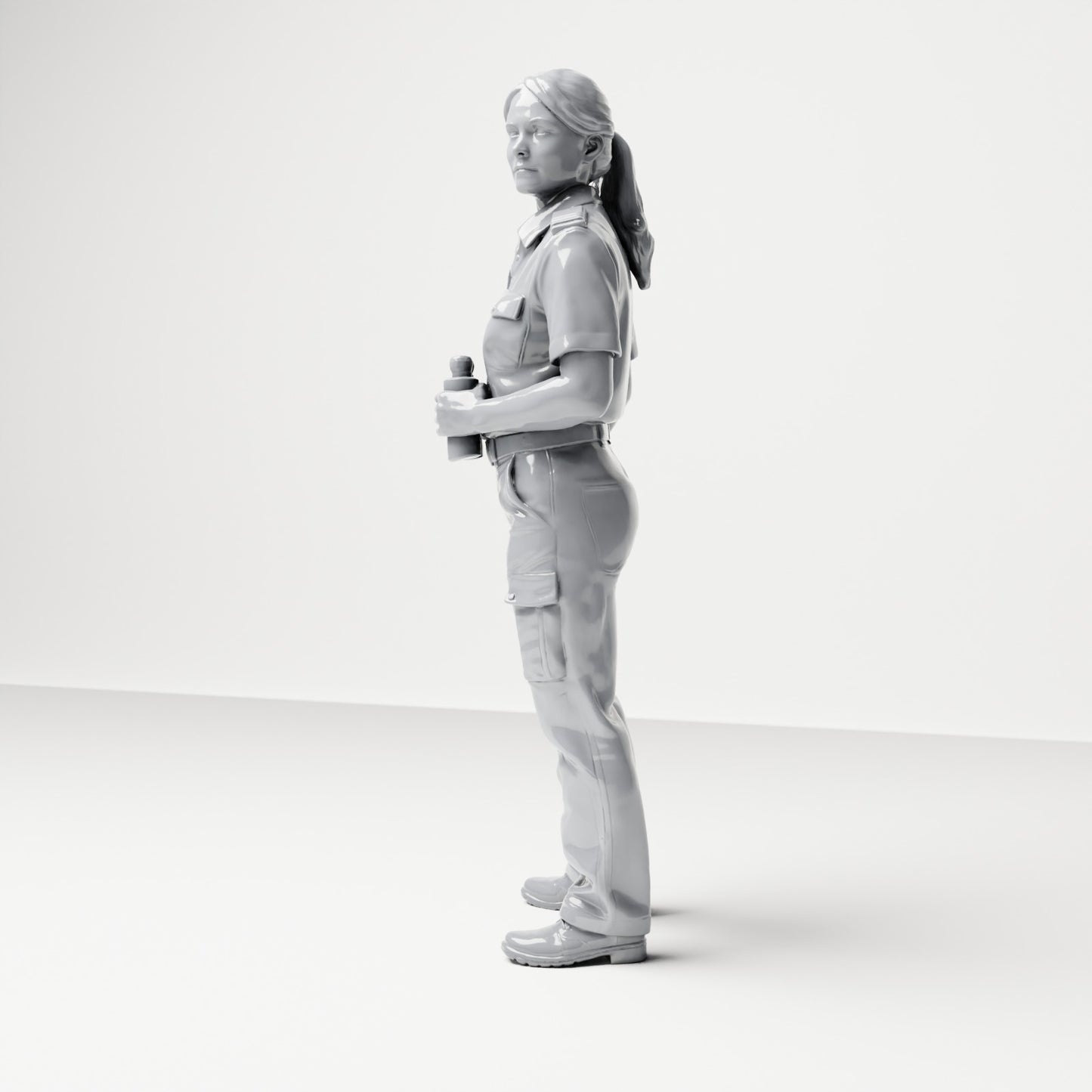 Diorama modelbouw productfoto 1: Staande figuur: vrouwelijk bemanningslid in uniform met verrekijker (B050)