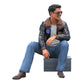 Productfoto diorama en modelbouw miniatuur figuur: man in leren jack en zonnebril zittend