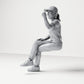 Diorama modelbouw productfoto 1: Zittende figuur: toeschouwster met gekruiste benen & geheven vuist (B057)