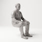 Sitzende Figur: Zuschauerin mit erhobenem Arm (B059) - rechte Seitenansicht