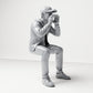Diorama-modelbouw productfoto 3: Zittende figuur: roepende toeschouwer met handen aan de mond (B060)