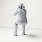 Diorama modelbouw productfoto 2: Zittende figuur: toeschouwer die met de handen aan de mond roept (B062)