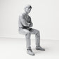 Diorama modelbouw productfoto 3: Zittende figuur: mannelijke toeschouwer met gekruiste armen (B064)