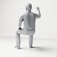 Diorama modelbouw productfoto 2: zittende figuur: toeschouwer met opgeheven gebalde vuist (B066)