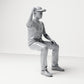 Diorama-modelbouw productfoto 3: Zittende figuur: toeschouwer met geheven gebalde vuist (B066)