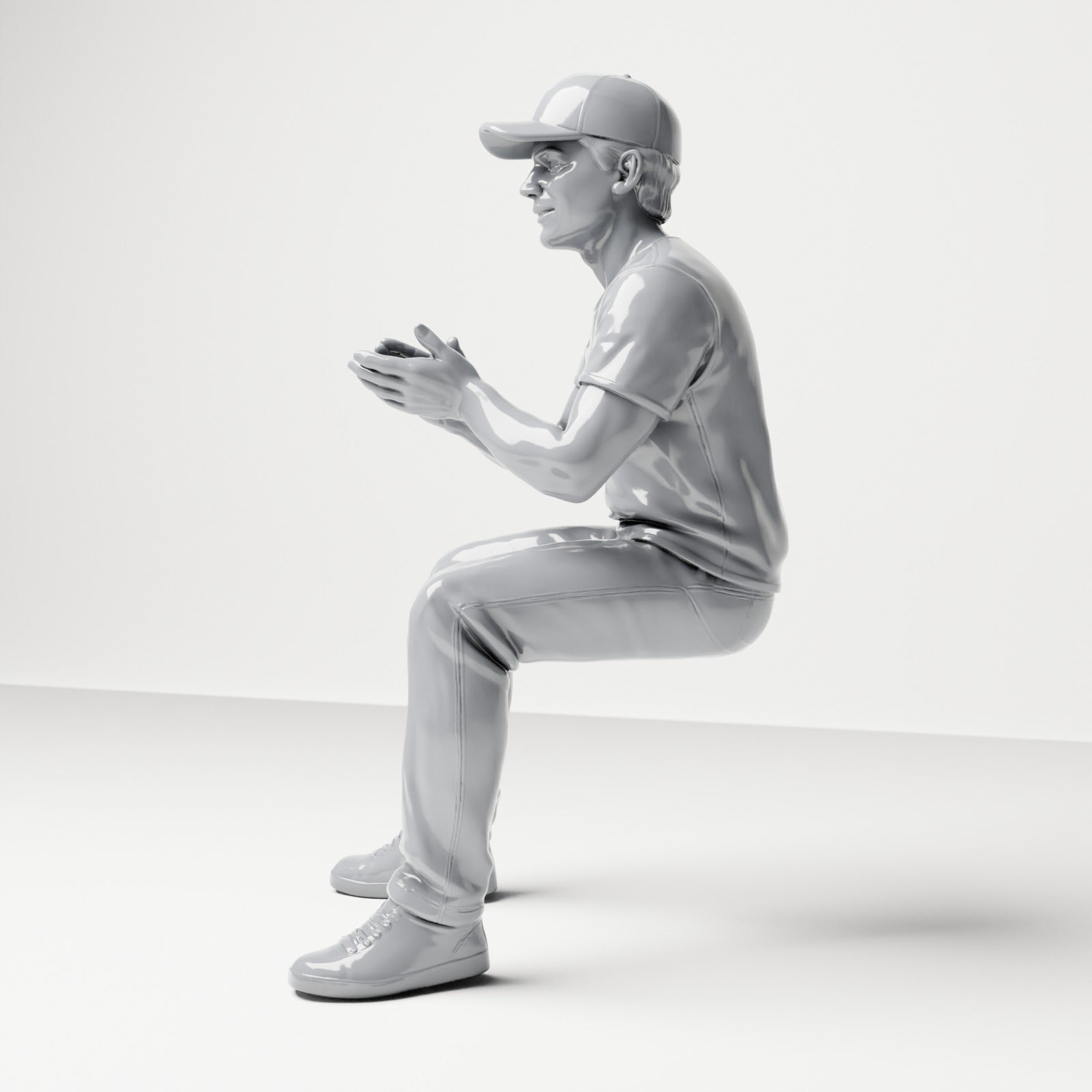Diorama modelbouw productfoto 1: Zittende figuur: Mannelijke toeschouwer met pet en samengebrachte handen (B068)