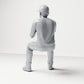 Diorama-modelbouw productfoto 2: zittende figuur: mannelijke toeschouwer met pet en samengebrachte handen (B068)