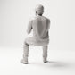Sitzende Figur: Männlicher Zuschauer mit Kappe und zusammengeführten Händen (B068) - Rueckansicht